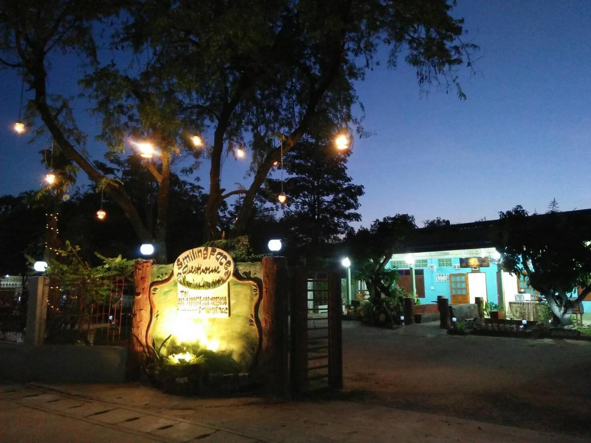 Smilingface Guesthouse Sukhothai Bagian luar foto